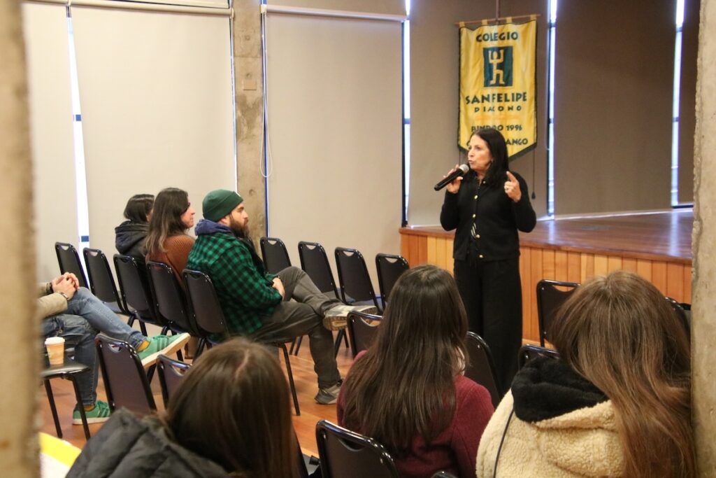 Padres y madres aprenden dentro del Colegio