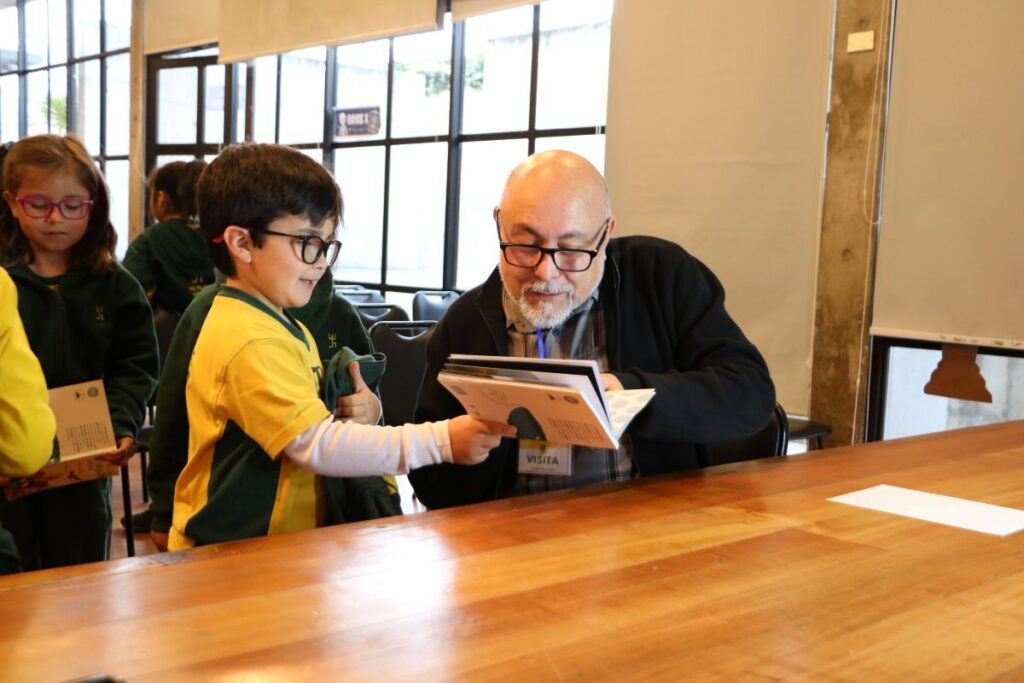 Escritor Esteban Cabezas visitó a nuestros estudiantes de 1° y 2° básico