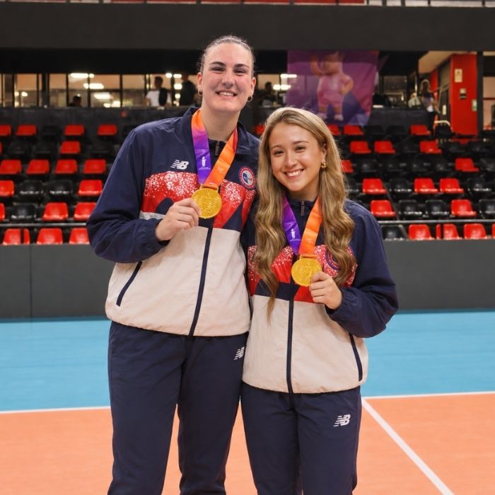 Exalumnas Celeste Somervell y Daniela Maureira se coronan campeonas sudamericanas de vóleibol con el Team Chile