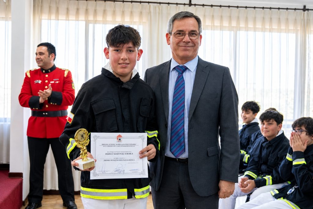 Estudiante de 6° Básico destaca en la Brigada Juvenil de Bomberos